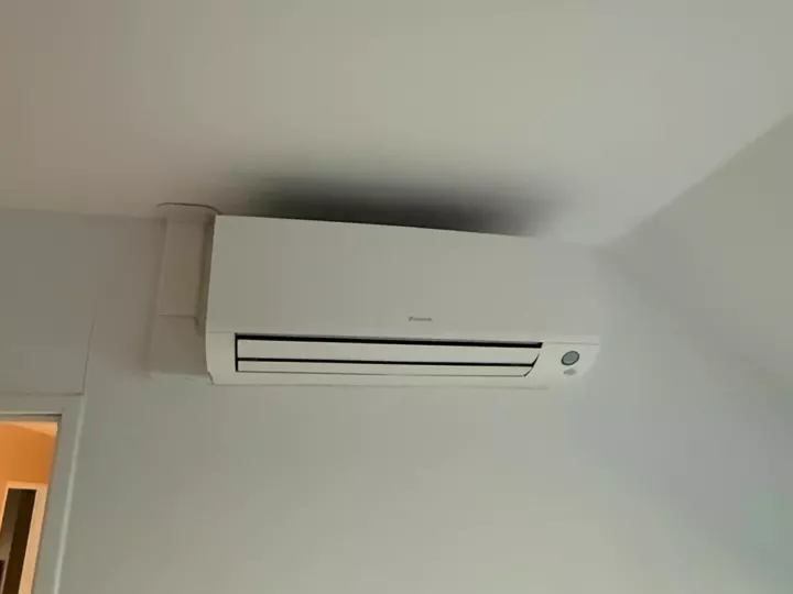 Unité murale de climatisation avec liaison sous goulotte