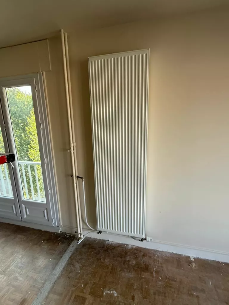 Radiateur vertical blanc à eau chaude avec robinet thermostatique