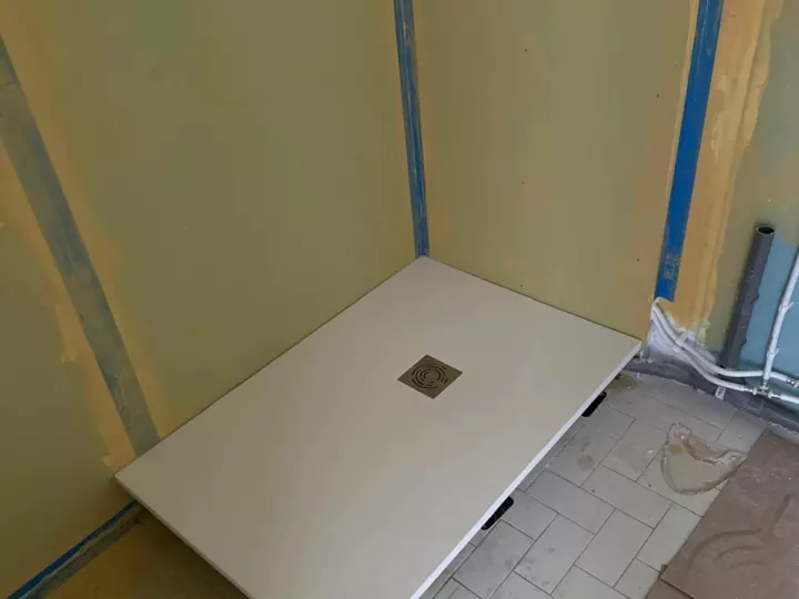 Receveur de douche extra-plat posé avec attentes d’eau chaude et d’eau froide