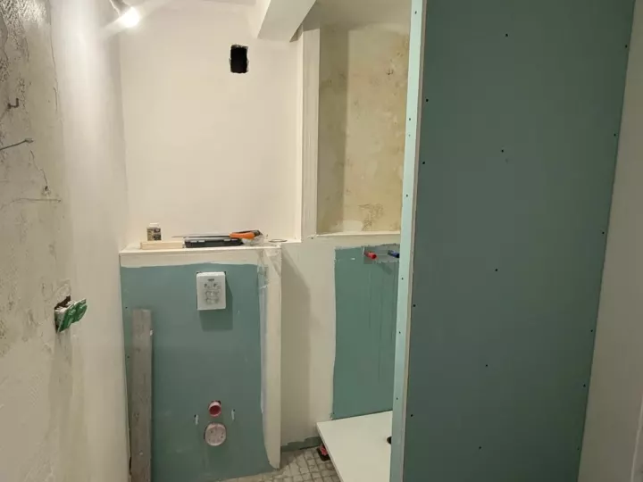 Salle de bains en cours de rénovation : bâti-support de WC suspendu et cloisons hydrofuges
